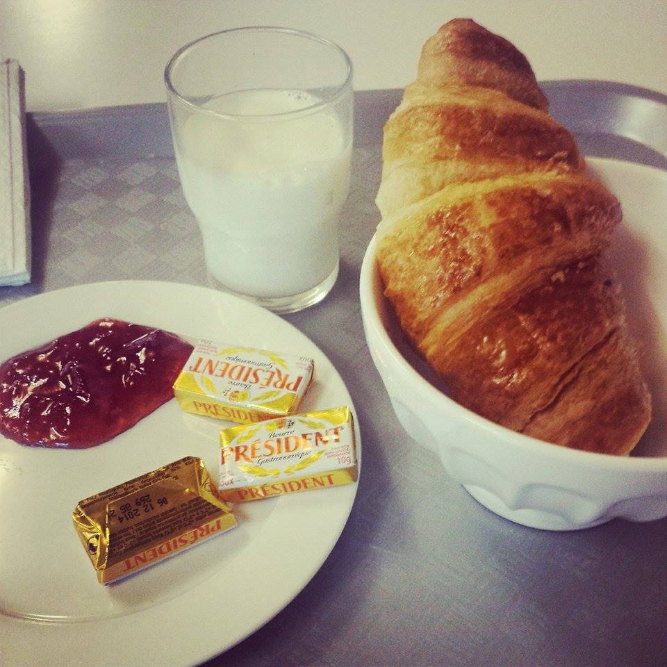 TaralynnsTweets's tweet photo. Breakfast at the #bigblogx @Hostelling http://t.co/c5gCsVPq5S http://t.co/KyoY7x7bo5