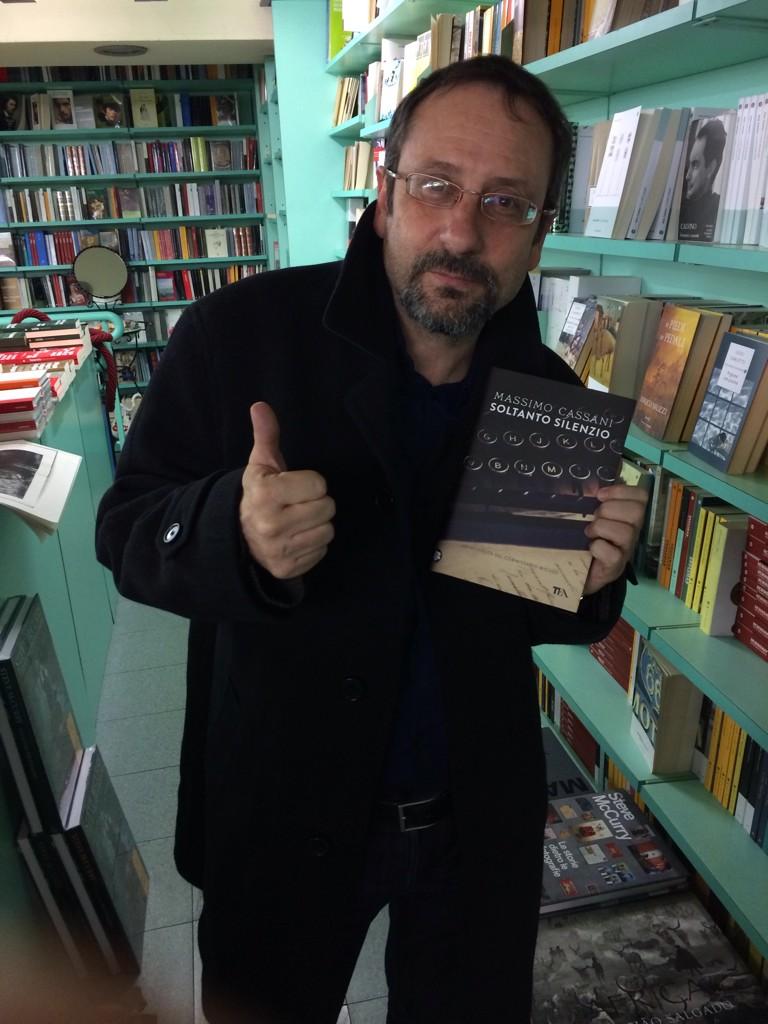 LibreriaLirus's tweet photo. #altrocheamazon alla #Lirus @massimocassani appena uscito il suo libro #soltantosilenzio.Torna Micuzzi.Al suo meglio http://t.co/hJIcUWgKYX