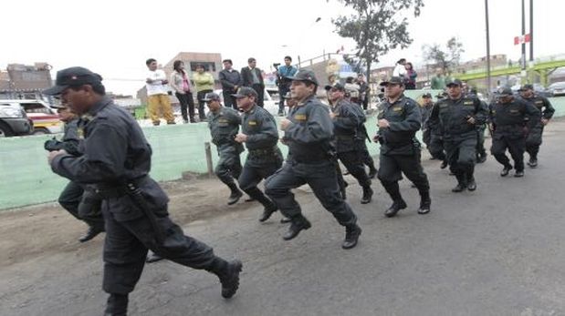 Delincuente con ropa de policía dice que era disfraz de Halloween goo.gl/Ls3shH