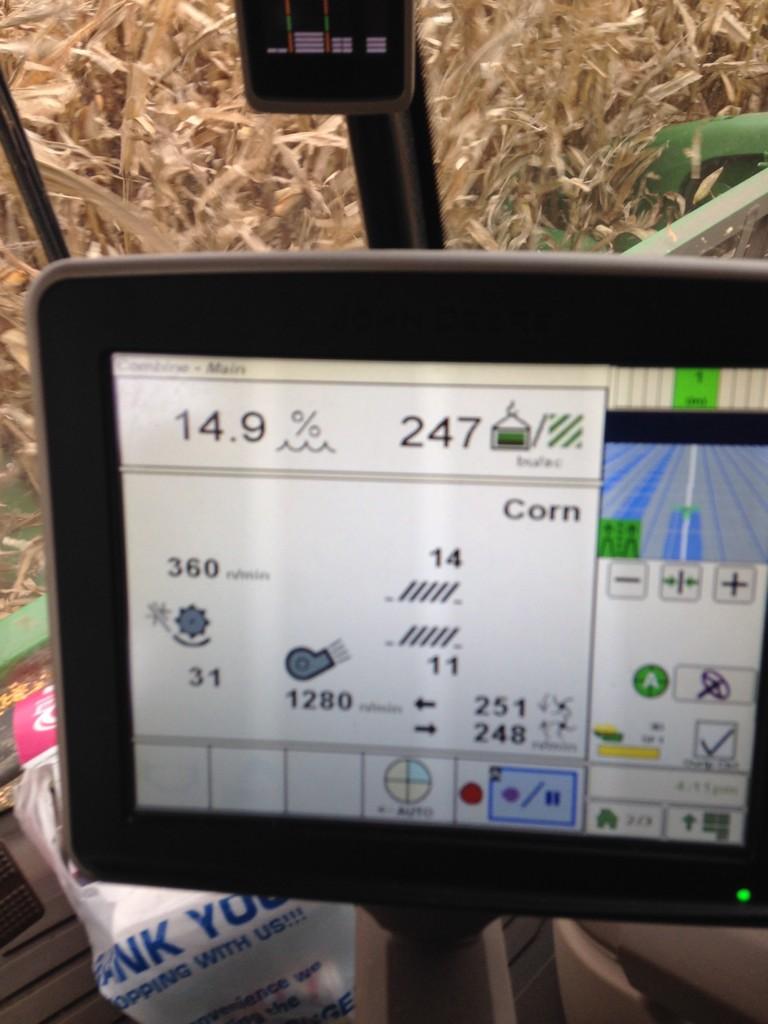 38A573 cranking out the bushels! Benton County IN. #needmoretrucks #harvest14 @SpecialtyHybrid