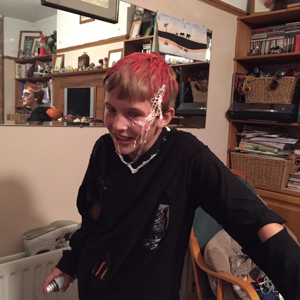 NanaBudd's tweet photo. This is what happens when you give a can of silly string & pink hair spray to boys!!! #sillystringfight http://t.co/pIY85d1lMD