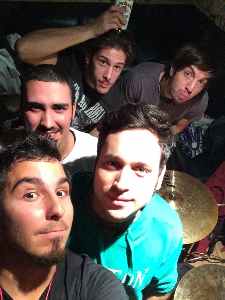 Newtoncae's tweet photo. Listos para el show http://t.co/HFUN0TPdJE