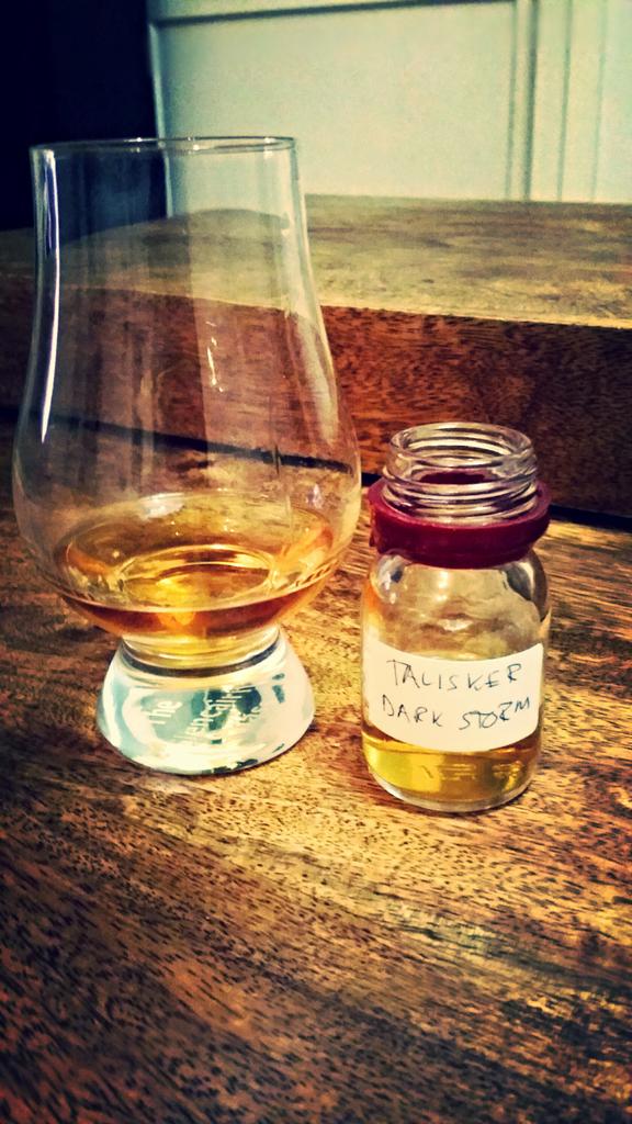 JaskanKaljat's tweet photo. Lasissa #viski! Pullotettua turvesavua! Nice! Cheers #mushimalt 
#viskigate #opettelen @TaliskerWhisky http://t.co/80SbptWs9c