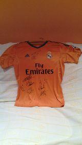 James10R_'s tweet photo. Dos camisas firmadas por el REAL MADRID entre las CHICAS que sigan esta cuenta y den RT a este tweet! http://t.co/a9DJNG1m6w