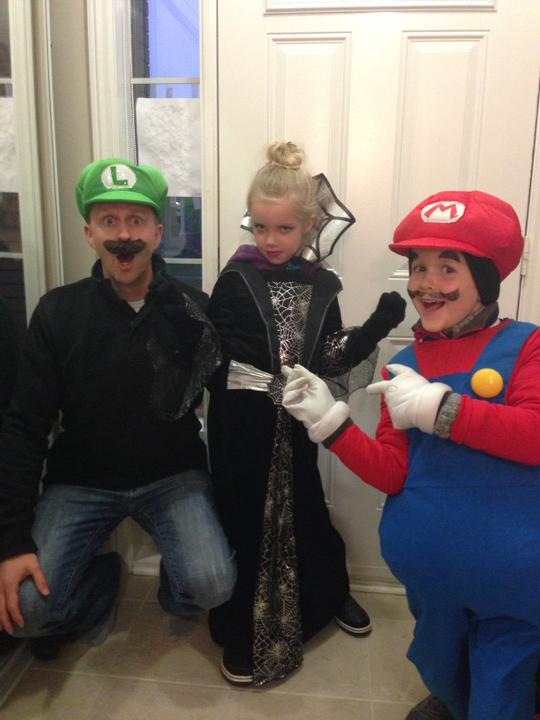 deb_card's tweet photo. Super Mario Halloween!! http://t.co/bUQO4aNUMX