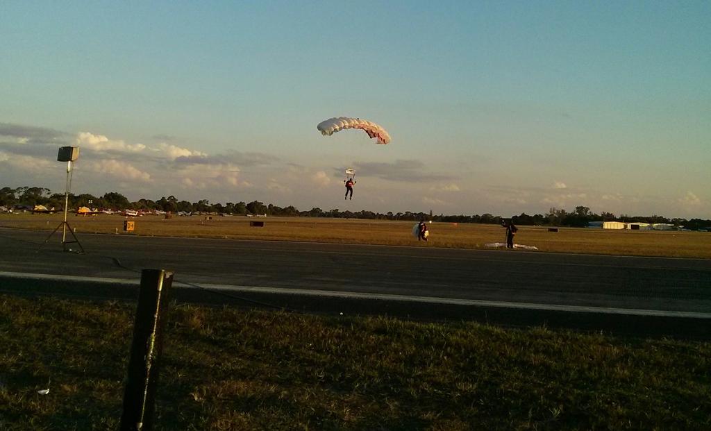 GinnyBeagan's tweet image. National anthem sang and show is on! #sas2014 #tcpalmsocial @StuartAirShow
