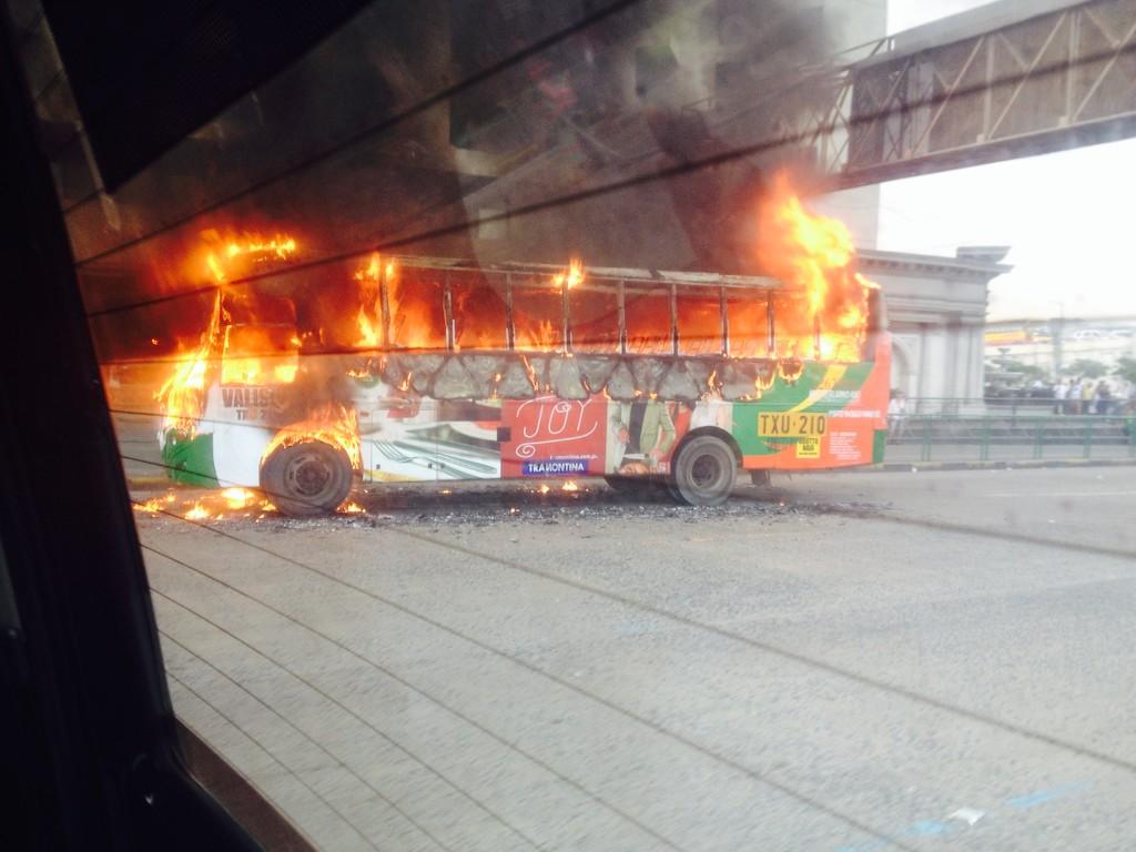 gmanews's tweet photo. JUST IN: Isang bus ang nasusunog ngayon sa may EDSA malapit sa Heritage Hotel, Pasay City | via @JamesDRosario 
http://t.co/qvxCSzT2Hx