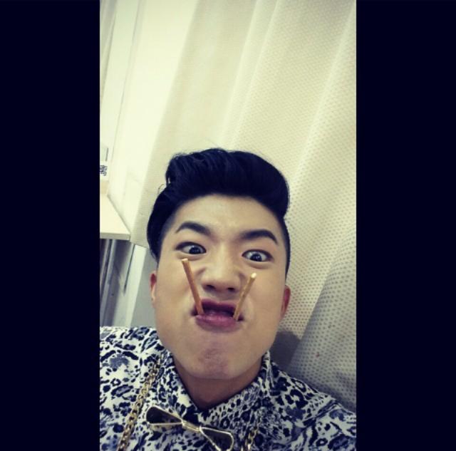 ProudHottests's tweet photo. "@0430yes: 할로윈?
별꺼있냐아?
이러구 노는거지뭐
ㅋㅋㅋ http://t.co/6OD1JMr3c1" http://t.co/WllCcMUxXz