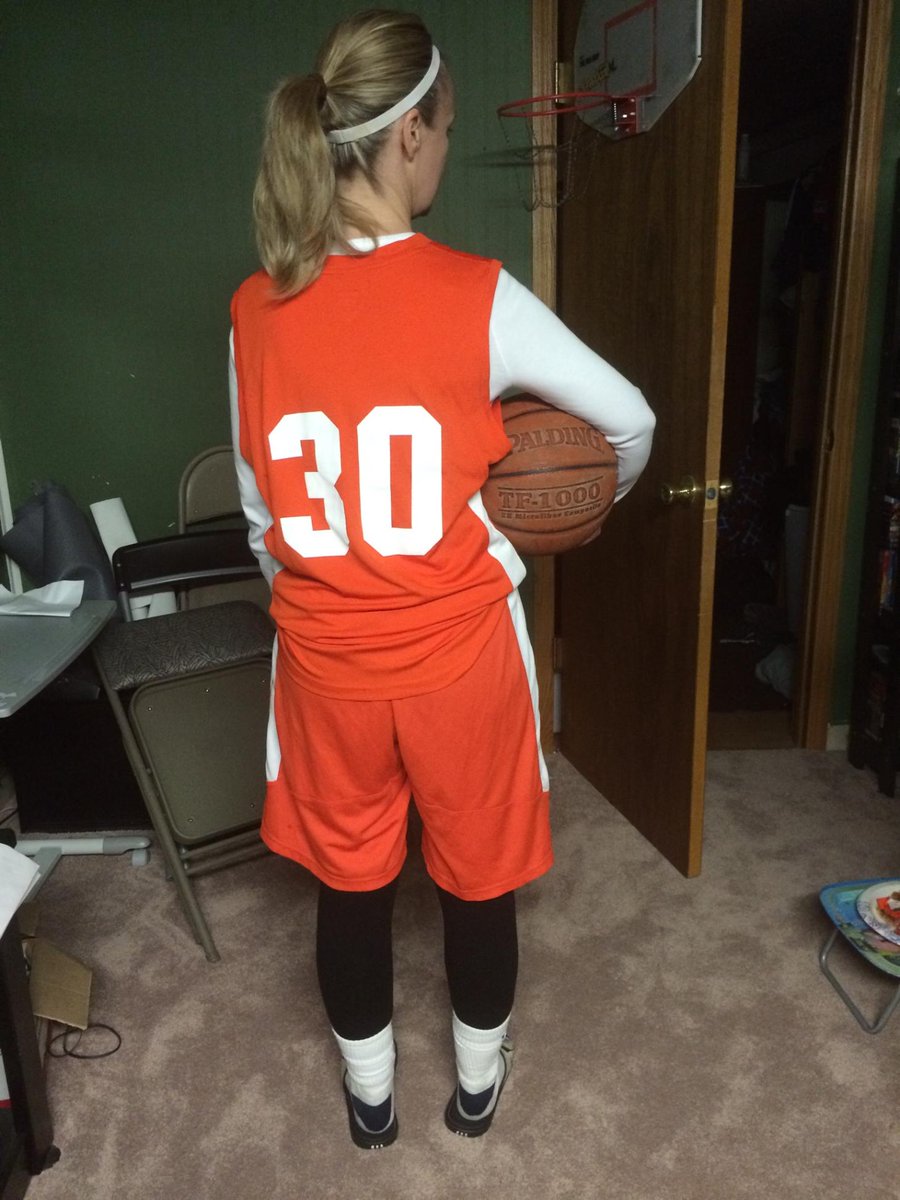 Taya_Hoops30's tweet photo. My aunt being me today #hooperstatus http://t.co/0Mz6eZwhE7