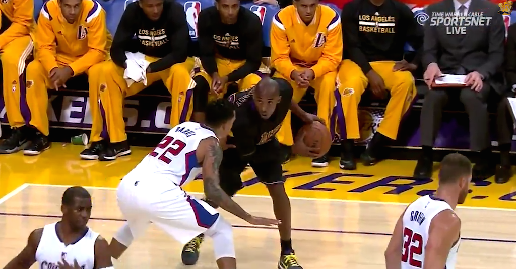 theScore's tweet photo. VIDEO: Watch Kobe Bryant throw down this vicious reverse. http://t.co/mCfArWZb1E http://t.co/6FYGpwaXat