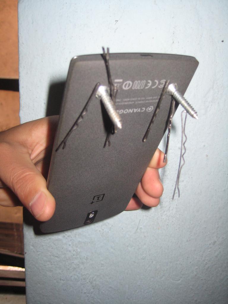 nepalsites's tweet photo. Turns out OnePlus One is a good magnet too. #magnetplus http://t.co/XPN2feuusp