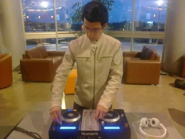 JLeon_PL's tweet photo. @ashferreylive comienza su set previo al #Lumination http://t.co/SM9Op0FGYs