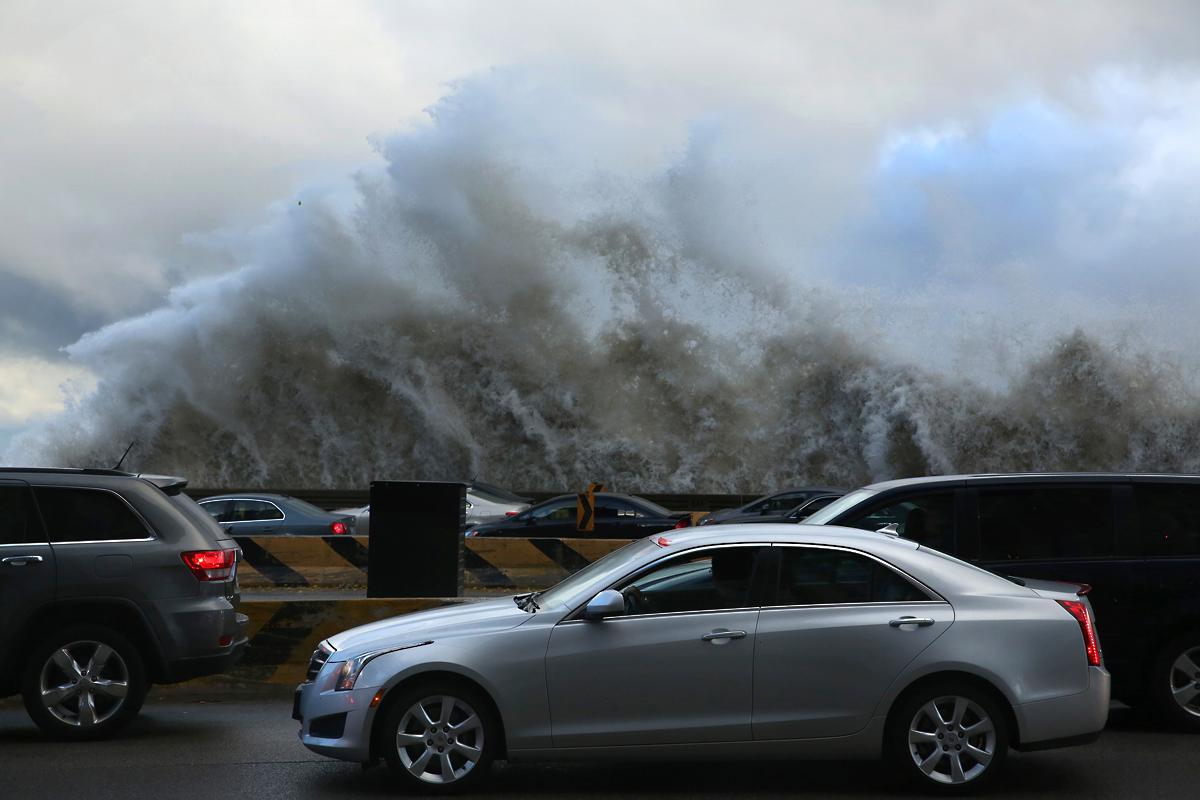 Chicago's lakefront, rush hour, Halloween. Whoa. Tribune photo by E. Jason Wambsgans <a href="/ejwamb/">e. jason wambsgans</a> #chicagoweather #waves