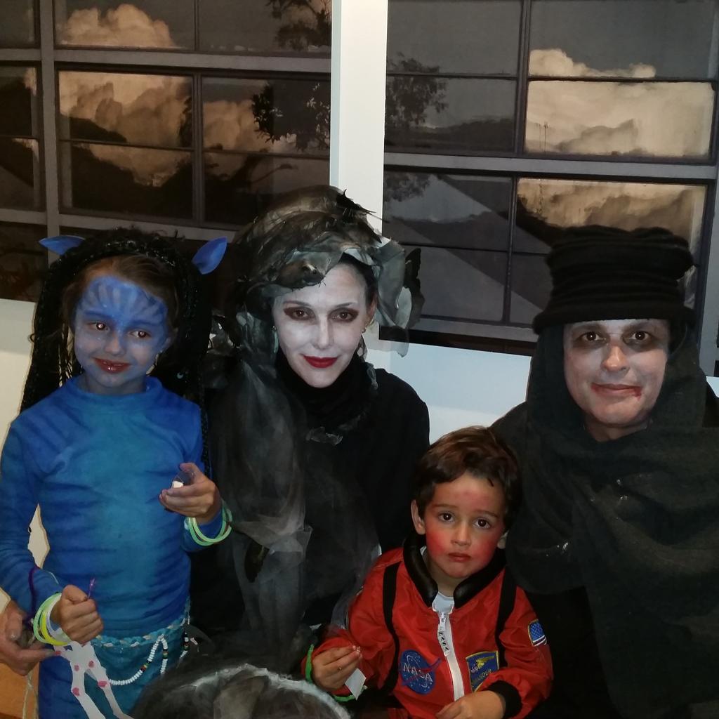 Y acá estamos como #Elena lo imaginó con #Pedro y <a href="/carlosvives/">Carlos Vives</a> #HappyHalloween #Love #family