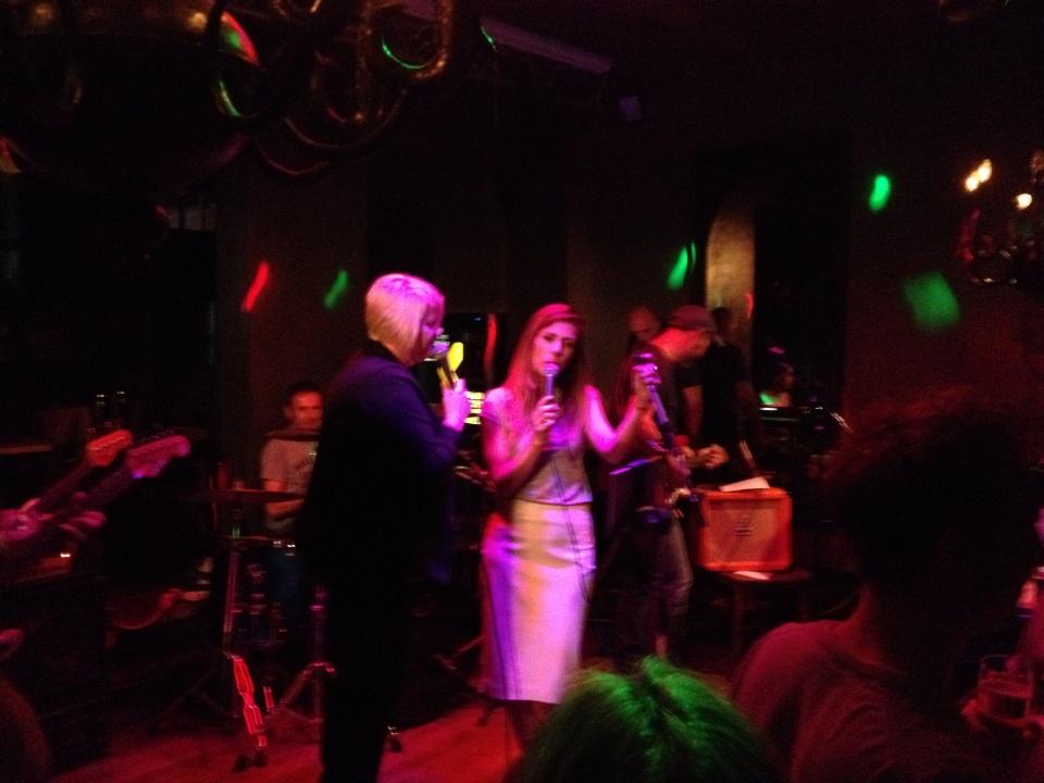 deoranjeboom's tweet photo. Gezellig met Albertina en Renske on stage @cafede post http://t.co/77Q3hrxbH1
