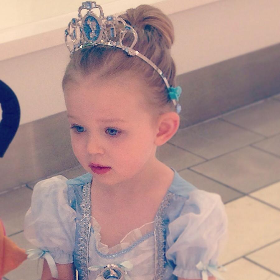JessicaOlthuis's tweet photo. Happy Halloween from my sweet Cinderella! http://t.co/RvL9jDu4kS
