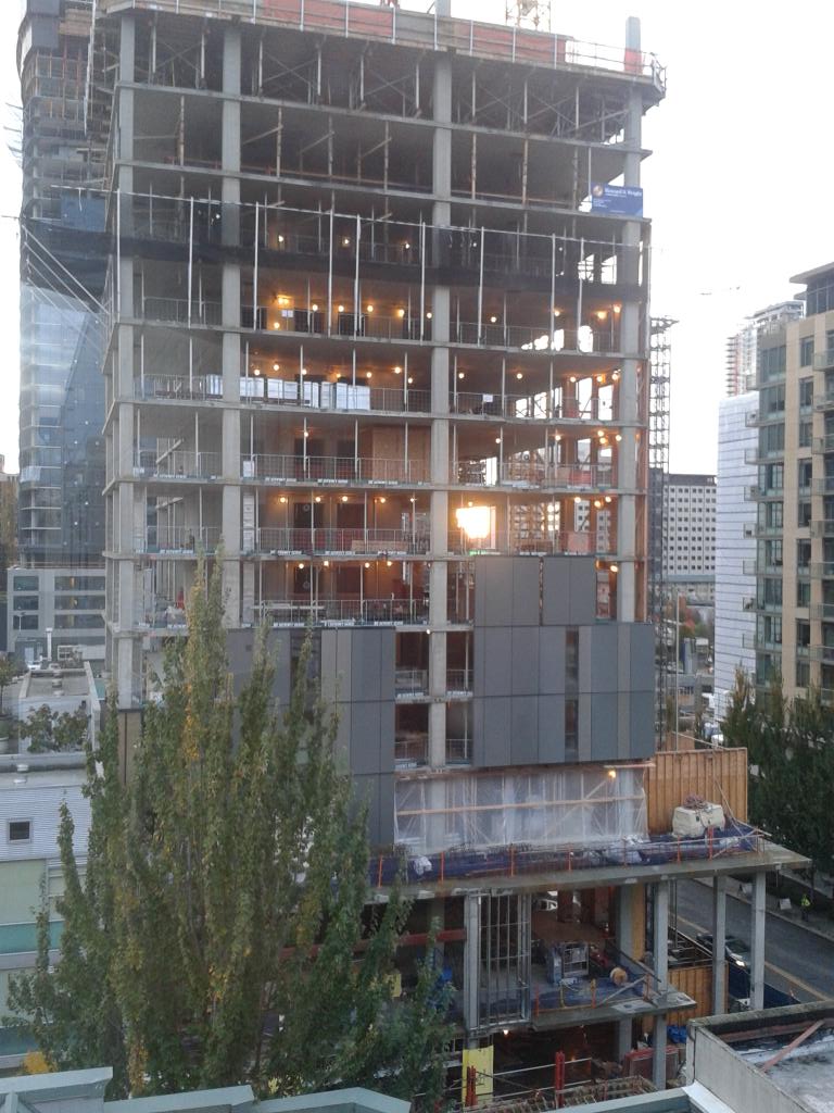 DaGr8Brendinni's tweet photo. #Pic28 #2025Terry #Seattle #crane @LH_Construction @MorrowEquipment #sunset through bldg. Framing 15flr. #myphoto http://t.co/Z1Ddq6XzLh