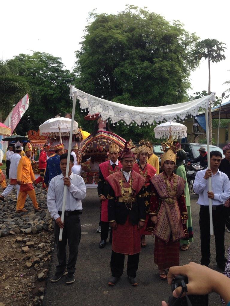 IMKOBAL's tweet photo. Event @FestTelukSemaka diawali dengan Pengentahan Adokh (pemberian gelar) Pada tetamu kehormatan #FestTelukSemaka http://t.co/nmSsWpShhd