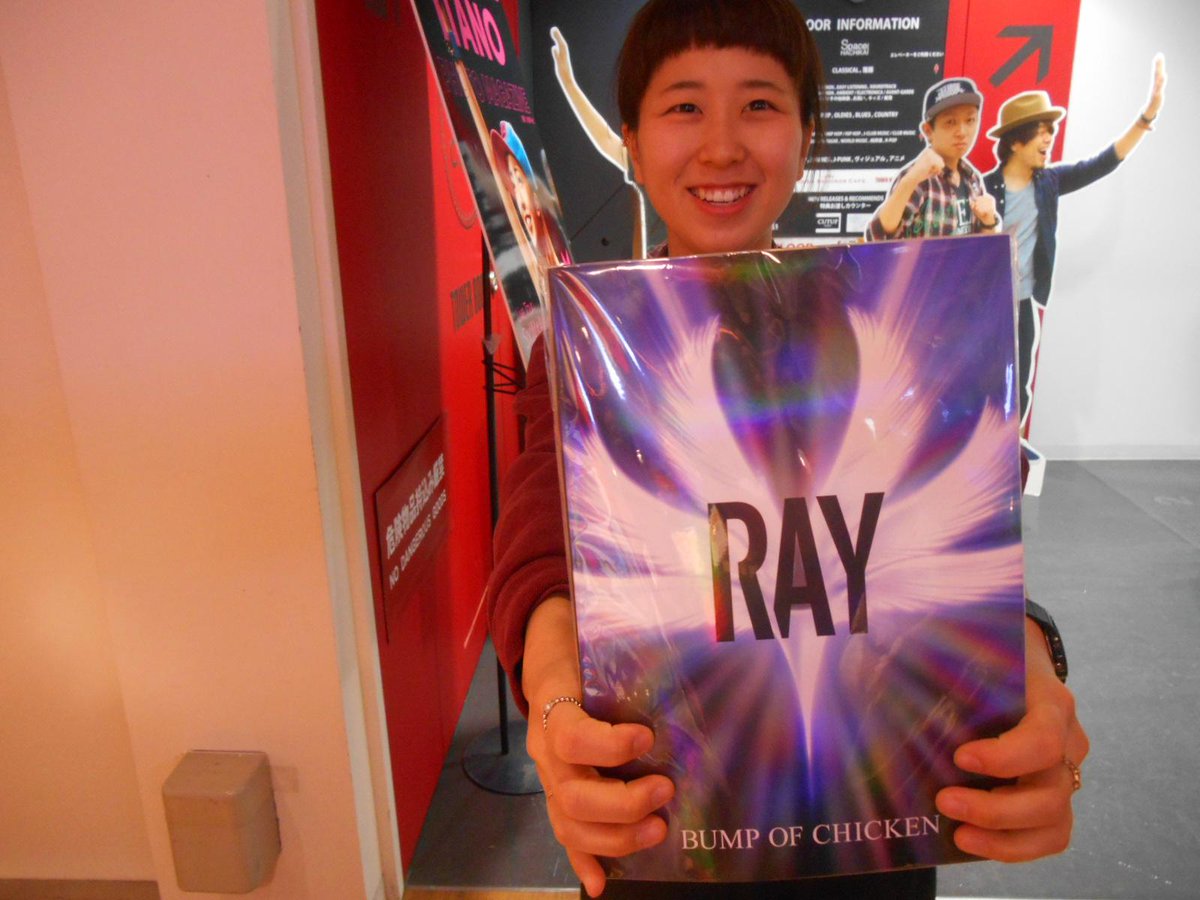 タワーレコード渋谷店 書籍新刊 Bump Of Chickenバンドスコア Ray 発売中です アルバム全曲スコアに加え ライブフォトや使用機材も掲載 カバーがまぶしいほどに輝いてます 1 3fにて Ent Http T Co Kfjzukc6mz