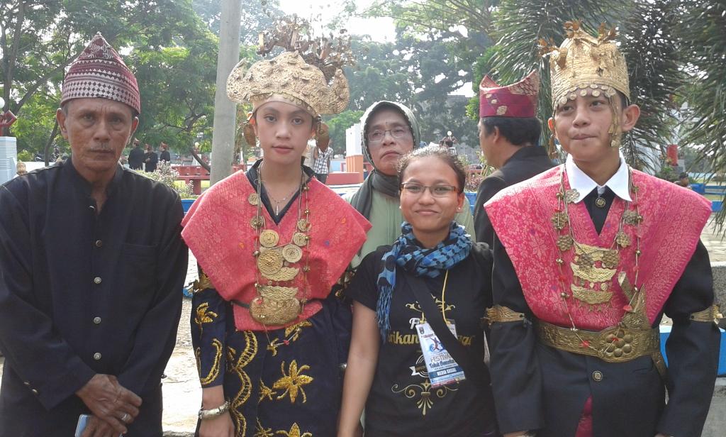 bandarlampung's tweet photo. Salah satu pakaian adat pengantin Lampung Pepadun. Satu dr banyaknya adat budaya. #FestTelukSemaka
Foto: @melfeyadin http://t.co/vaGKFqmi5x