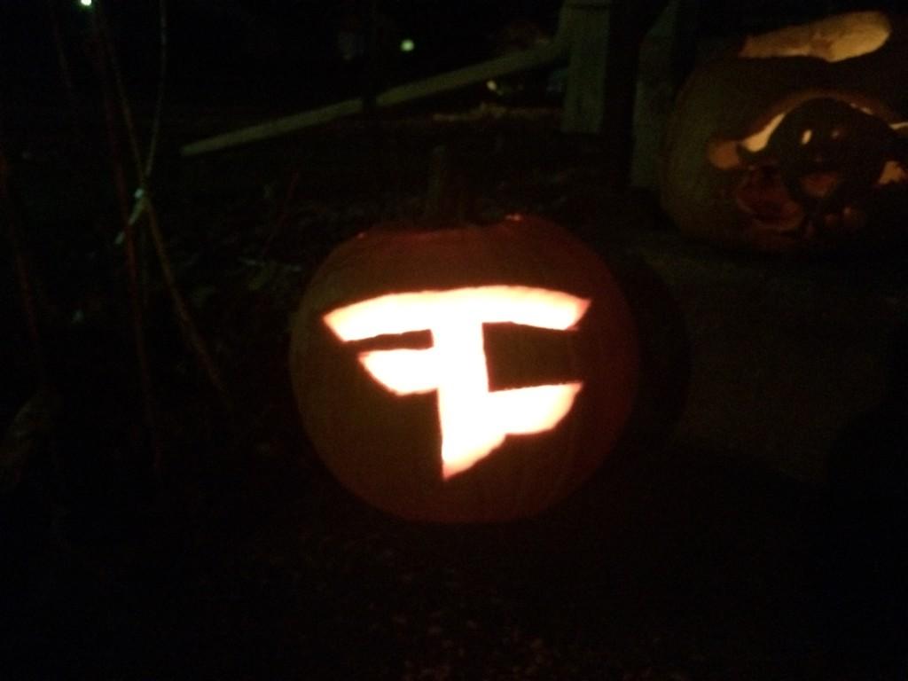 Squiibb's tweet photo. @FaZeDirty FaZeClan Pumpkin for you http://t.co/4TfaySvnpR