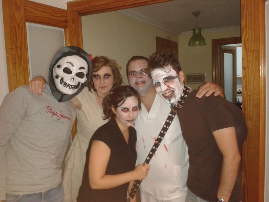 VickyGarcia86's tweet photo. Halloween!! http://t.co/gfTfJa2U35