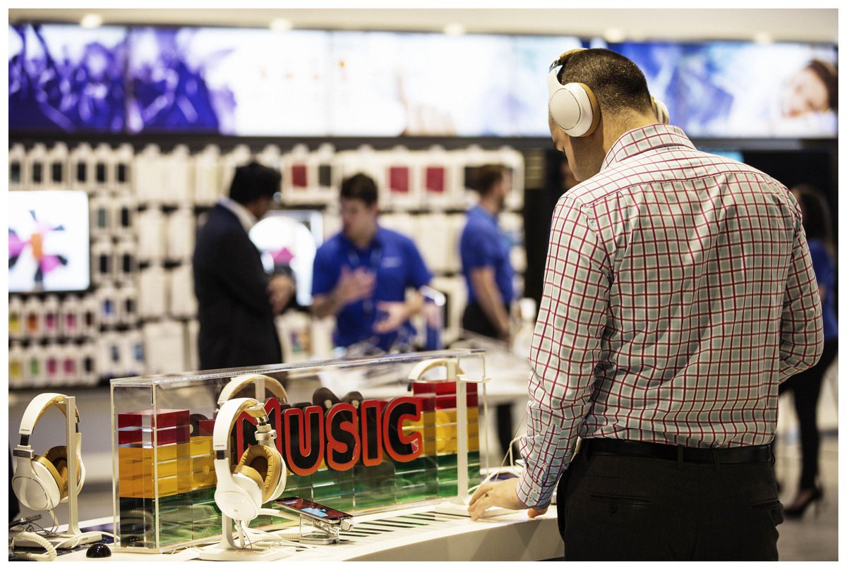 SamsungAU's tweet image. Look, no hands! Try on the wireless #LevelOver Headphones @ the #MelbourneCentral Experience Store, open til 7pm