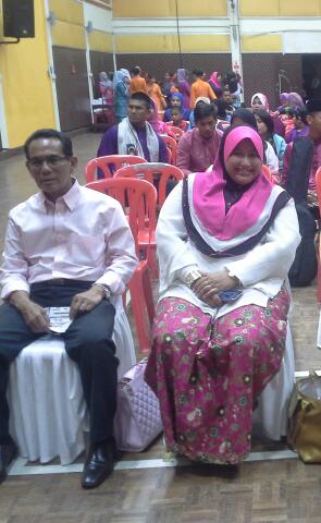 ghafar_isa's tweet photo. Macam tak suai je hehe brsama June Artisha Ketua Pu2 Bhg yg juga Exco Pu3 Msia dlm majlis Sayembara anjuran Pu3 Bhg http://t.co/AW35C8Lg93
