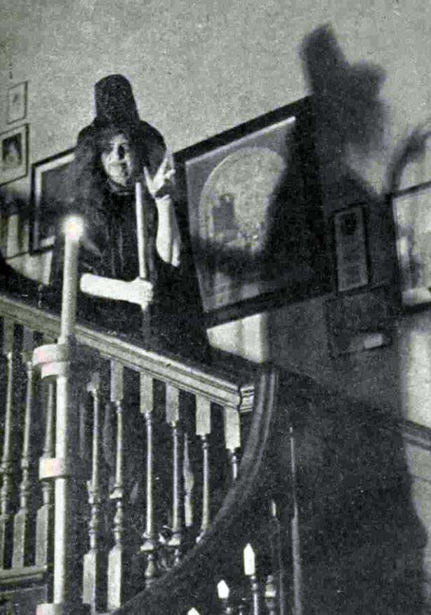 HistoryInPicz's tweet photo. Girl Poses for camera #Halloween 1940. #History #HistoricalPictures #HappyHalloween #StaySafe http://t.co/AejqrFuxOf