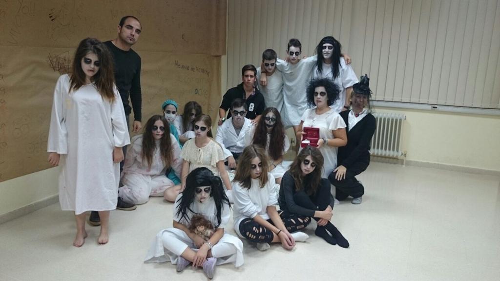 CHIC0's tweet photo. Magnífica noche de Halloween con los alumn@s de @iessacilis #Del10
@fanytrica @BeaMs611 #Terrorífico 💀 http://t.co/UQCbFOV4Gd