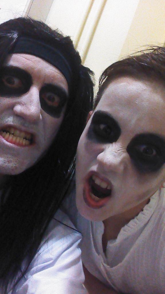 CHIC0's tweet photo. Magnífica noche de Halloween con los alumn@s de @iessacilis #Del10
@fanytrica @BeaMs611 #Terrorífico 💀 http://t.co/UQCbFOV4Gd