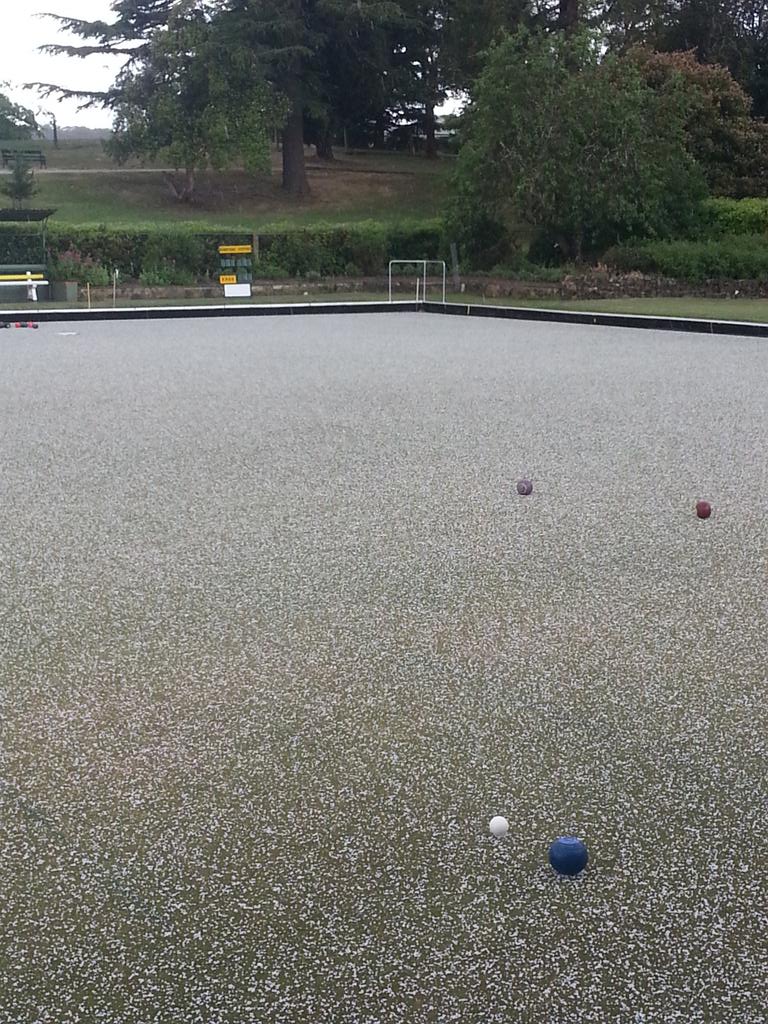 _Thedge_'s tweet photo. Never had this before playing bowls. @BallaratBowls #hail #afternoonteaafteroneend http://t.co/F4RhG16PlL