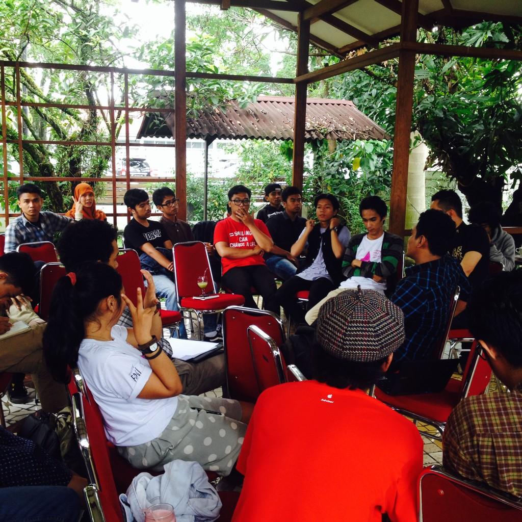 FDGIPadang's tweet photo. Selain materi dari pak San Ahdi, kita juga dapet tips dari dekan DKV UPI, pak Haris Satria :) http://t.co/mD5iC7U2VI