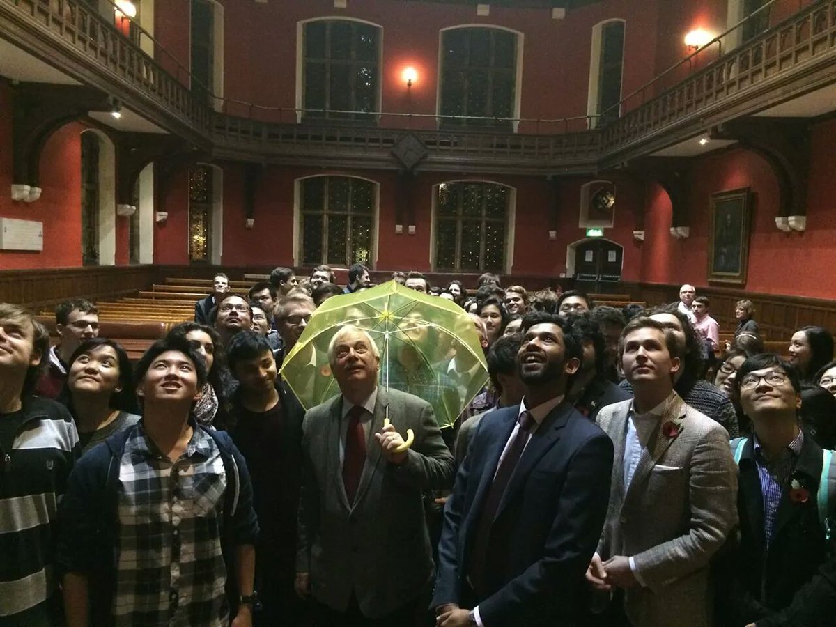 hkdemonow's tweet photo. #HongKong's last governor Chris Patten holding a yellow umbrella given by an Oxford student at Oxford Union event http://t.co/fym0etv5Hk