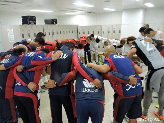 J2第39節vs 岡山 試合直前のロッカールーム スタッフ 選手全員が円陣を組み 川勝監督から最後のカツが入り いざ戦いの舞台へ 携帯サイトではテキスト 速報を実施中です Sanga 京都サンガf C Scoopnest J2第39節vs 岡山 試合直前のロッカールーム スタッフ 選手全員が円陣を組み 川勝監督から最後のカツが入り いざ戦いの舞台へ 携帯サイトではテキスト 速報を実施中です Sanga 京都サンガf C Scoopnest