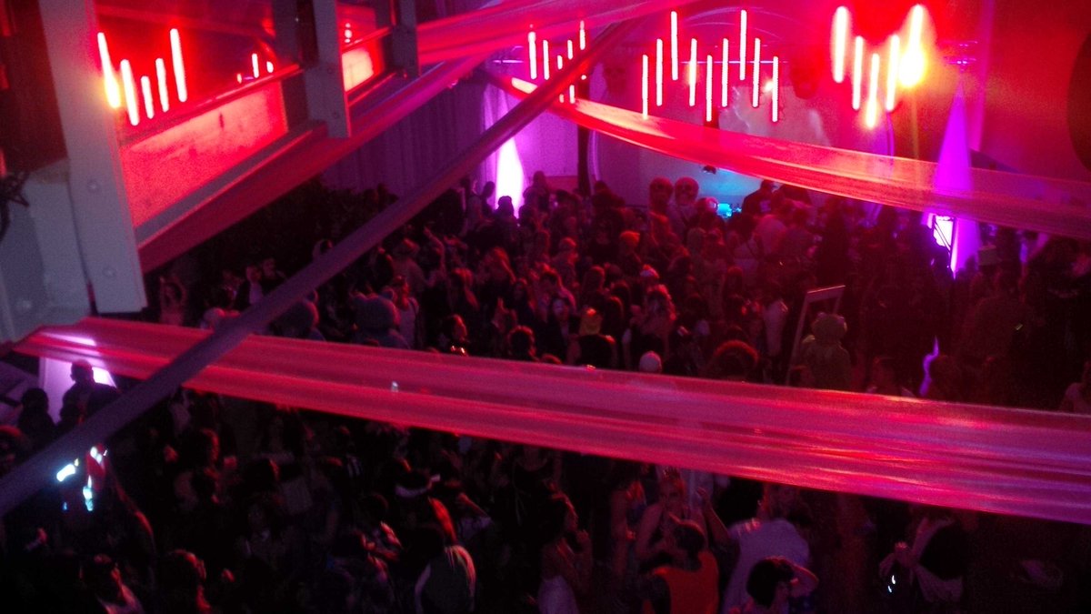 DevonJMcKenzie's tweet photo. @jhillisthedj great party nightmare on king http://t.co/hEkzYYbJ1C