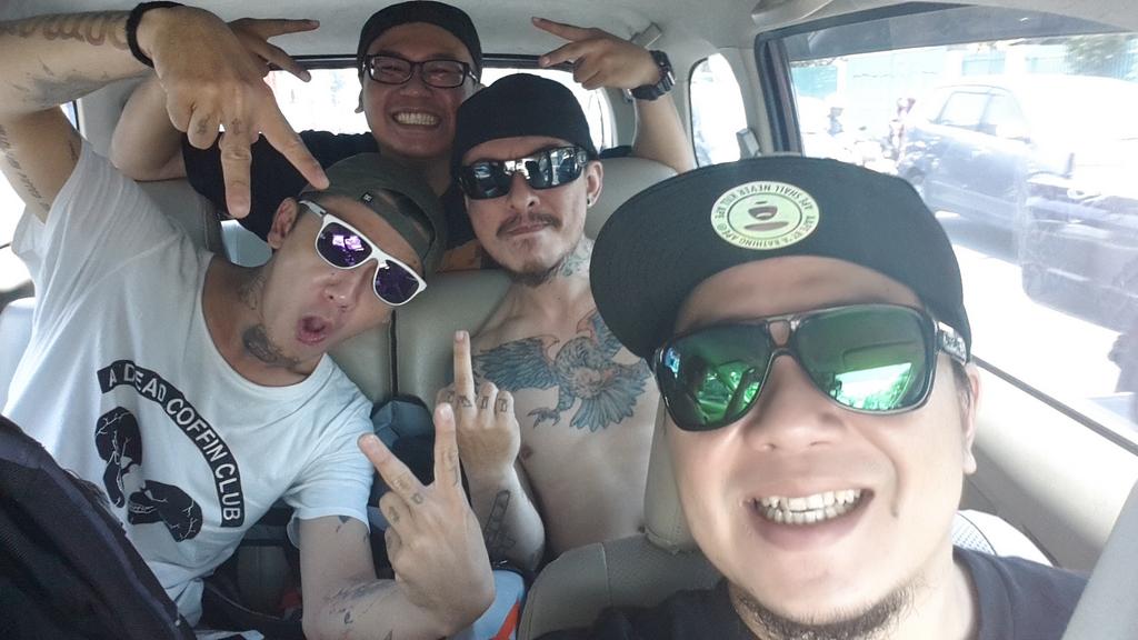 1 mobil  bersama <a href="/callmebee01/">Aku Siapa</a> @papz_gilz <a href="/jackymiskuzi/">Jacky A. Turangga</a> @saintlocoband otw Kendal...#tourwithmyband