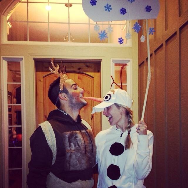 happeninharris's tweet photo. Can you guess our customs? #thinkfrozen #notelsa #notanna #DoYouWantToBuildASnowman http://t.co/bXrN21GI2F