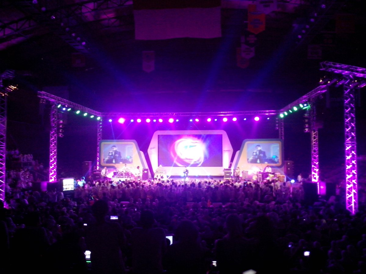 selfistefani's tweet photo. Milad Bank Syariah Mandiri ke 15. Happy birthday my company! 🎉🎊 (Ungu band on stage) http://t.co/9rV4J9Q9op