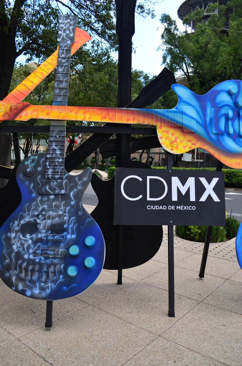 FotoSoom's tweet photo. En el #GuitarTonwGibson2014  de la #CiudadDeMéxico 
#M��xico #DistritoFederal #GuitarTonw #Guitarras #Fotografía http://t.co/D1TBqfIB5q