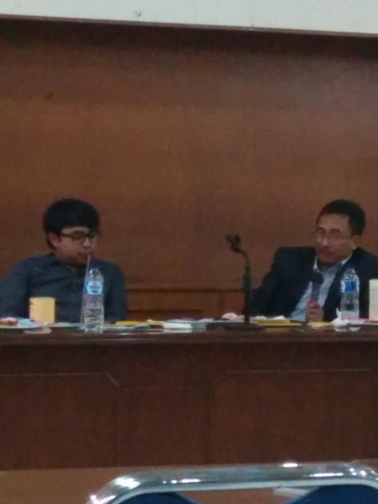 Entrepday2014's tweet photo. Dewan juri sedang mengomentari Dan mencicipi doku-doku http://t.co/c71nSPm8Am