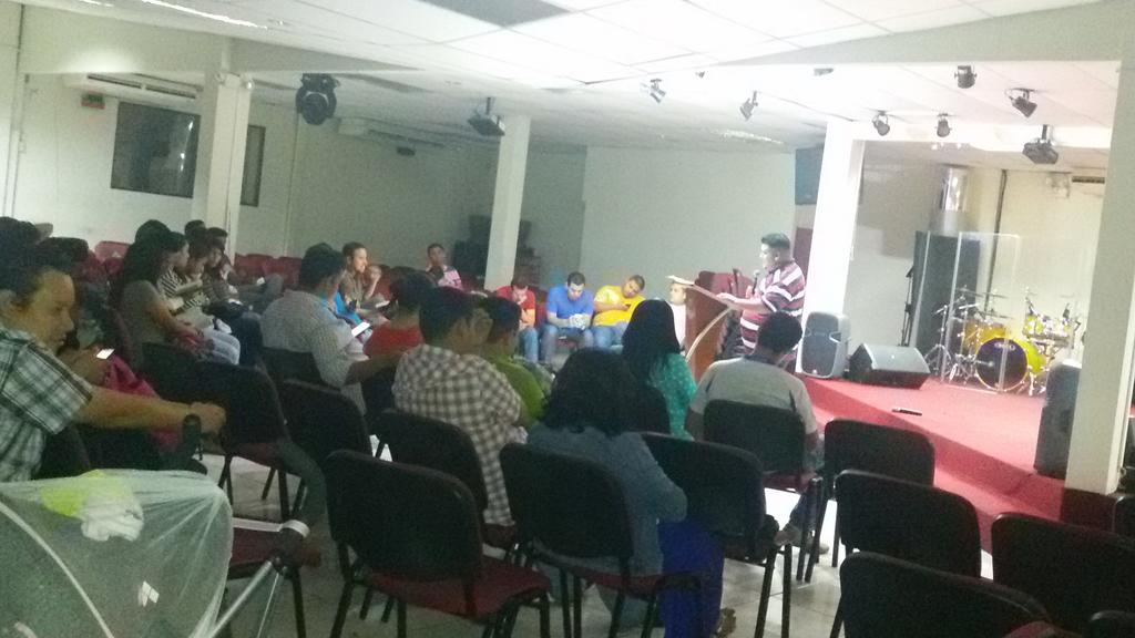 PasClaudiaAyala's tweet photo. Una vigilia de poder @CompazMusic #compazdance la alabanza atrae bendición @pasdavidayala http://t.co/KtpgTafAl4