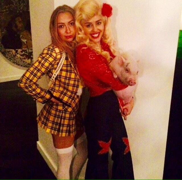 MileyUpdateEU's tweet image. Miley Is Dolly Parton For Halloween No More Alien.