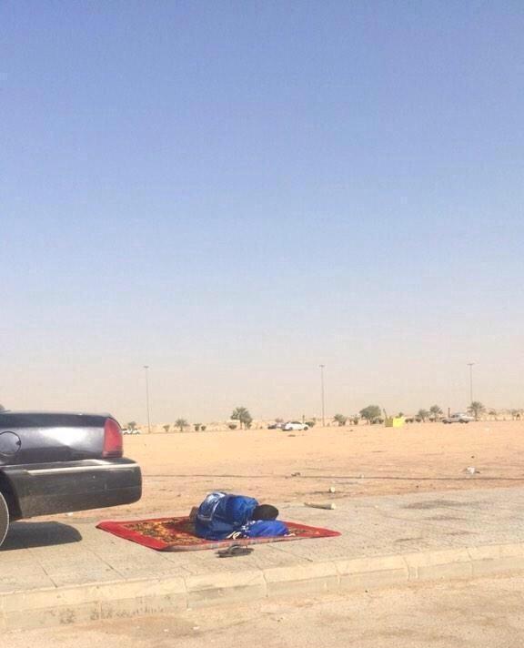 AJELNEWS24's tweet photo. #صورة 🔴

مشجع هلالي متوشح بعلم #الهلال ونائم بالقرب من استاد الملك فهد الدولي حتى يتمكن من الدخول للملعب مبكرا.

- http://t.co/G9DQk05y2L