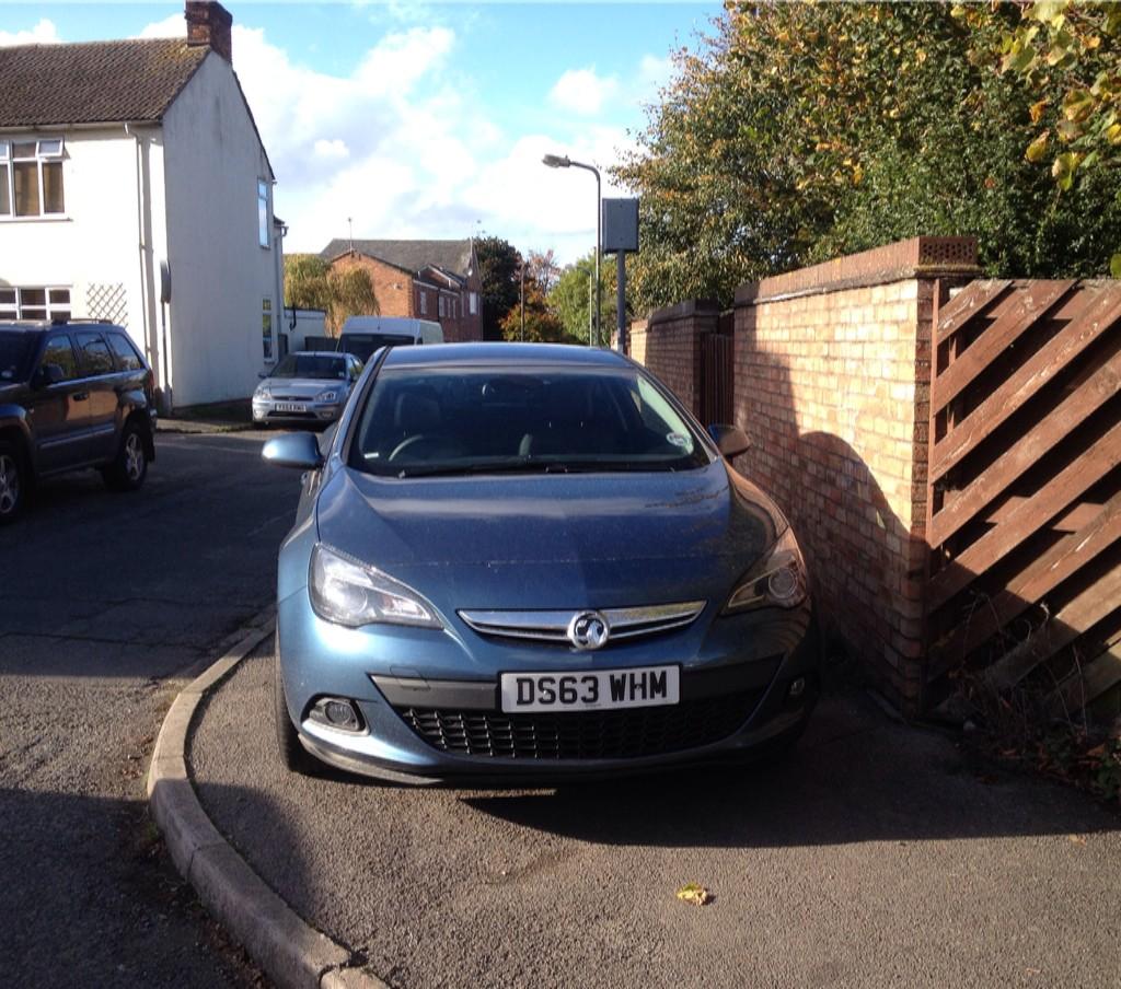 neskatxa's tweet image. @TVP_Aylesbury Same vehicle now parked entirely on footway #Aylesbury #WilfulDisregard