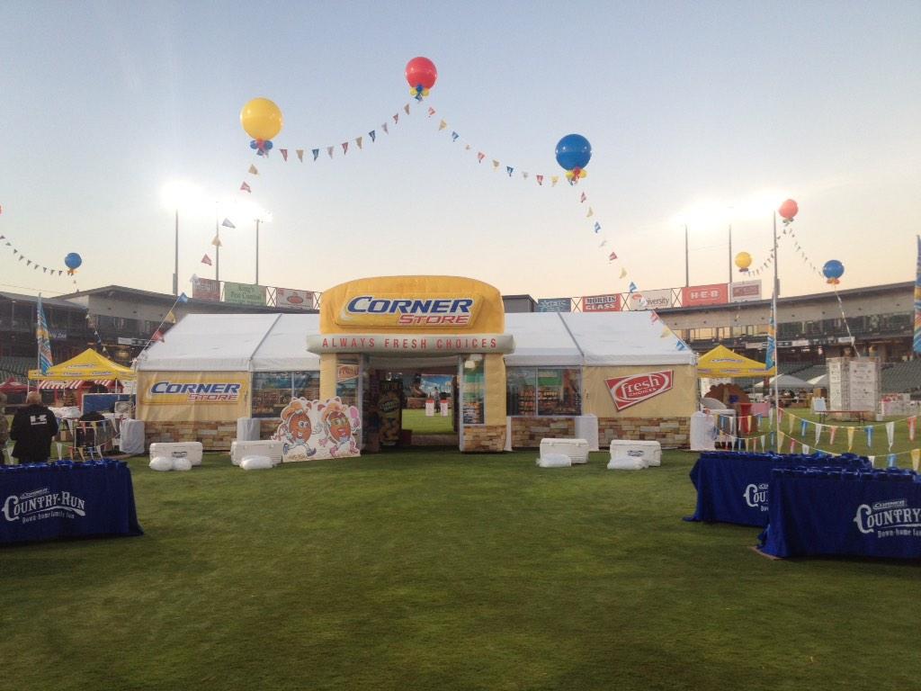 jjgottsch's tweet photo. Coolest finish tent (corner store) of any 5K! #CountryRun2014 @RRExpress @RSE34 @cornerstorerun http://t.co/g4PYk3pRYG