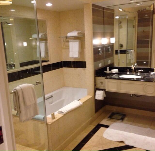 D_V2781's tweet photo. This room is it #workhard&amp;playhard http://t.co/4V94gpJobB
