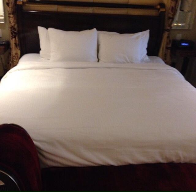D_V2781's tweet photo. This room is it #workhard&amp;playhard http://t.co/4V94gpJobB