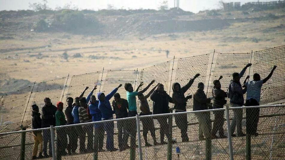 rnv_88's tweet photo. 4000 Inmigrantes han conseguido saltar la valla en lo que llevamos de año. 
http://t.co/YpaRvzgacv. http://t.co/3t2whLhbdR