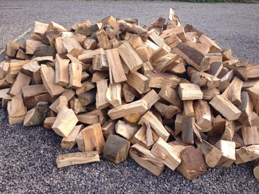 davidnicholson2's tweet image. Yikes, the winter fuel now needs stacking in the log store. #logfire #poorback